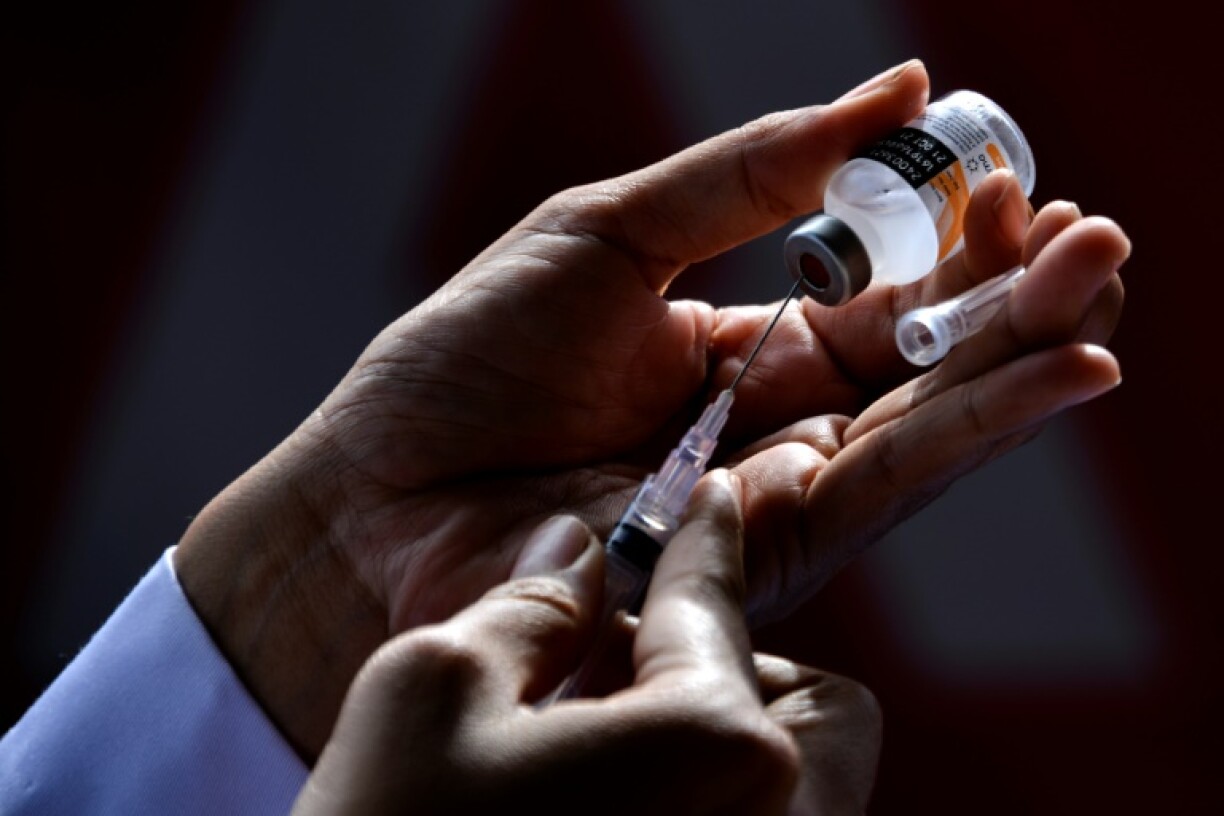 Un soignant prépare une dose de vaccin Sinovac contre le Covid-19 lors d'une campagne de vaccination à Banda Aceh, en Indonésie, le 3 juin 2021