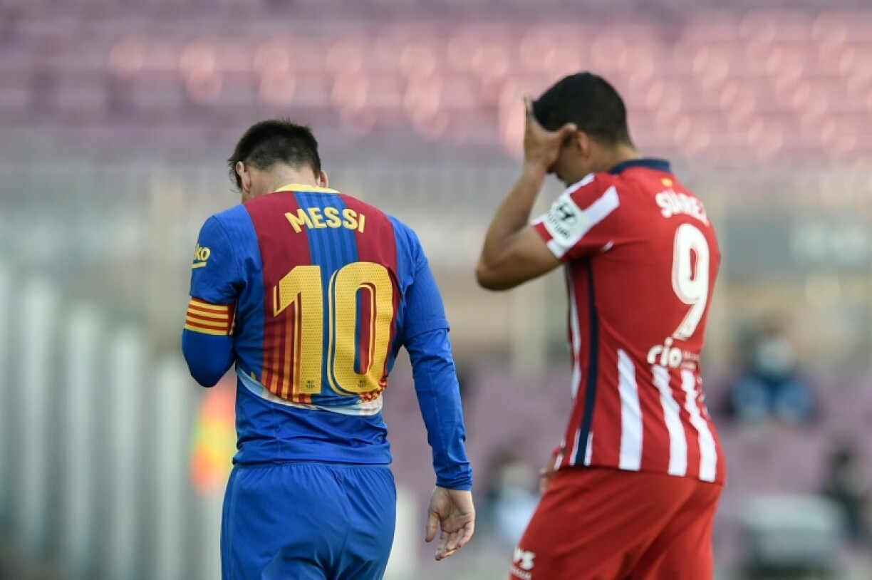 L'attaquant argentin de Barcelone, Lionel Messi, et son homologue uruguayen, Luis Suarez, à la fin de leur match de Bundesliga, le 8 mai 2021 au Camp Nou