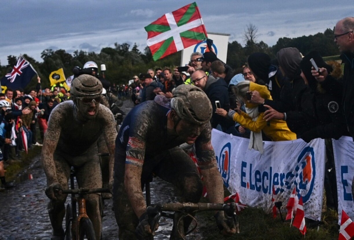 Le Néerlandais Mathieu Van Der Poel mène devant l'Italien Sonny Colbrelli sur un secteur pavé de la classique Paris-Roubaix, le 3 octobre 2021 baix