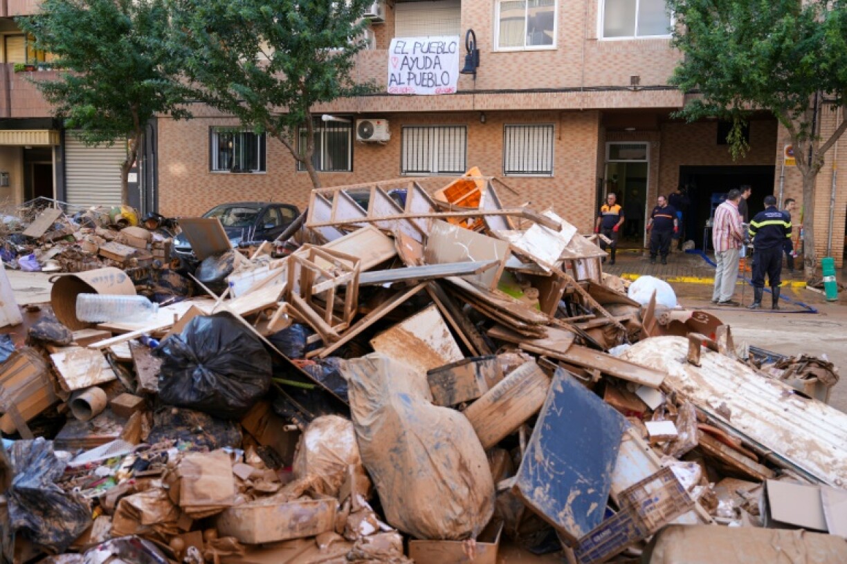 Pile de débris dans les rues d'Aldaia, dans la région de Valance, le 5 novembre 2024