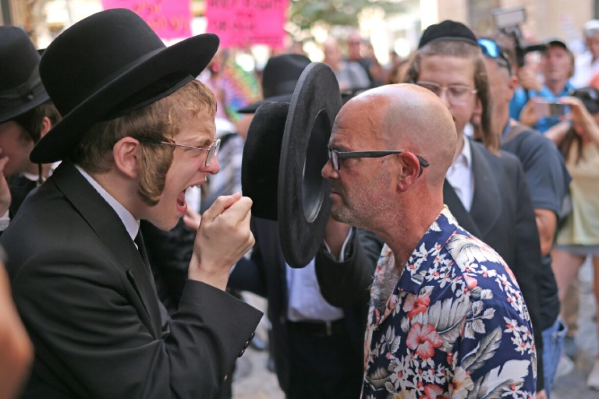 Des manifestants ultra-orthodoxes protestent contre l'ouverture durant le shabbat, jour de repos hebdomadaire juif, d'un café tandis que des militants laïques organisent une contre-manifestation à Jérusalem, le 15 août 2026