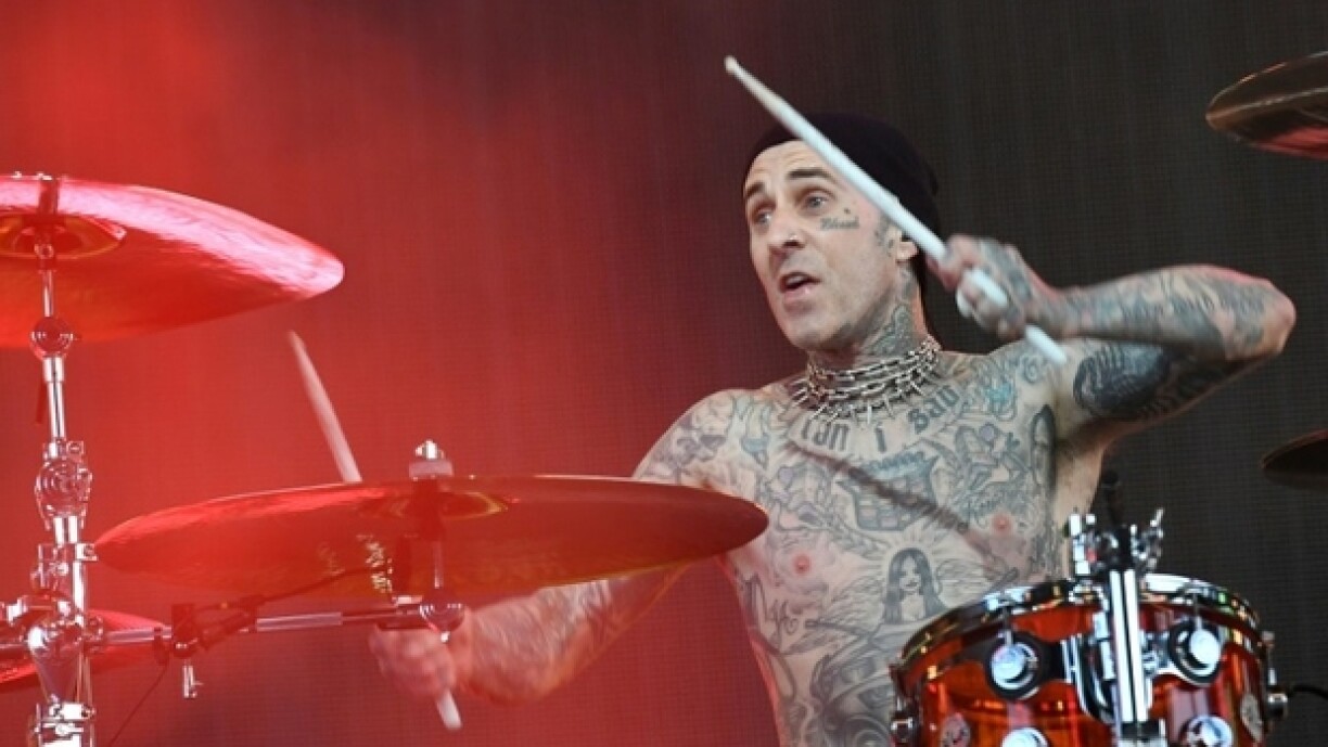 Le batteur Travis Barker de Blink-182 en action au festival de musique de la vallée de Coachella en Californie le 14 avril 2023