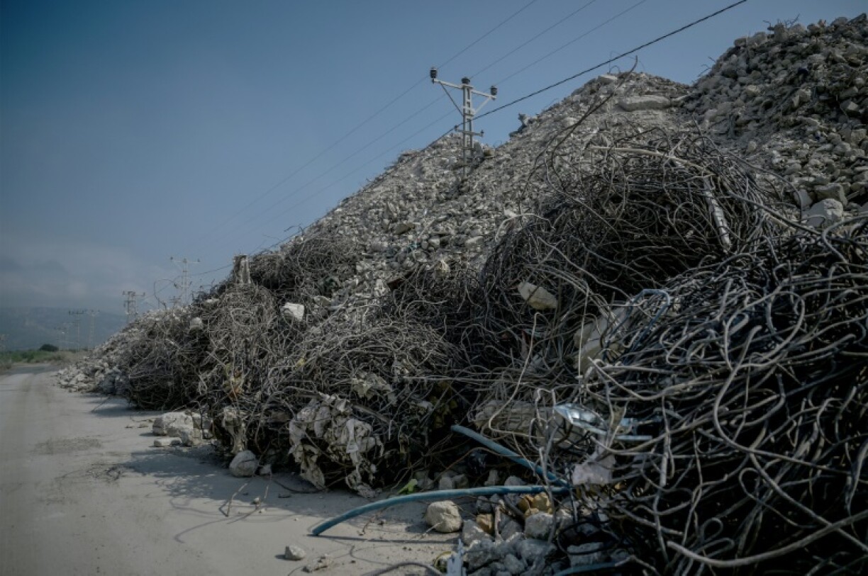 Décharge de gravats de bâtiments détruits par le séisme du 6 février, le 9 juillet 2023 à Samandag, en Turquie