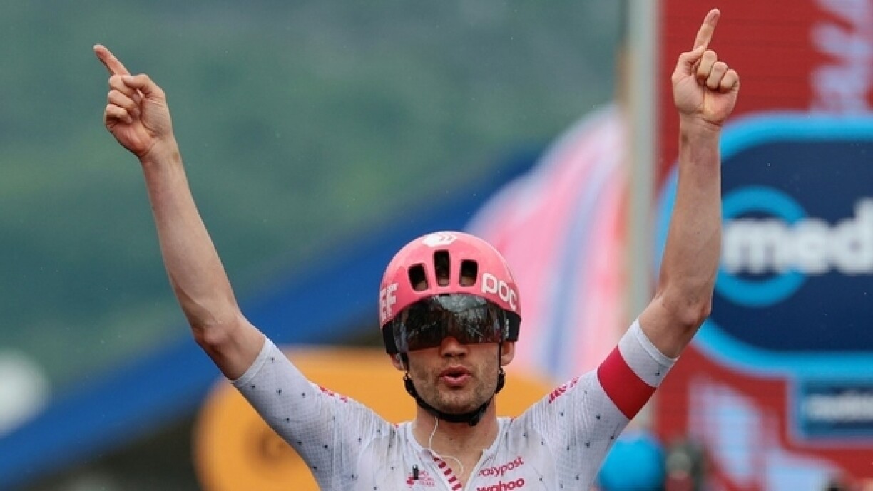 Le Danois Kasper Asgreen célèbre samedi sa victoire en solitaire dans la 14e étape du Giro, entre Trevise en Italie et Nova Gorica en Slovénie.