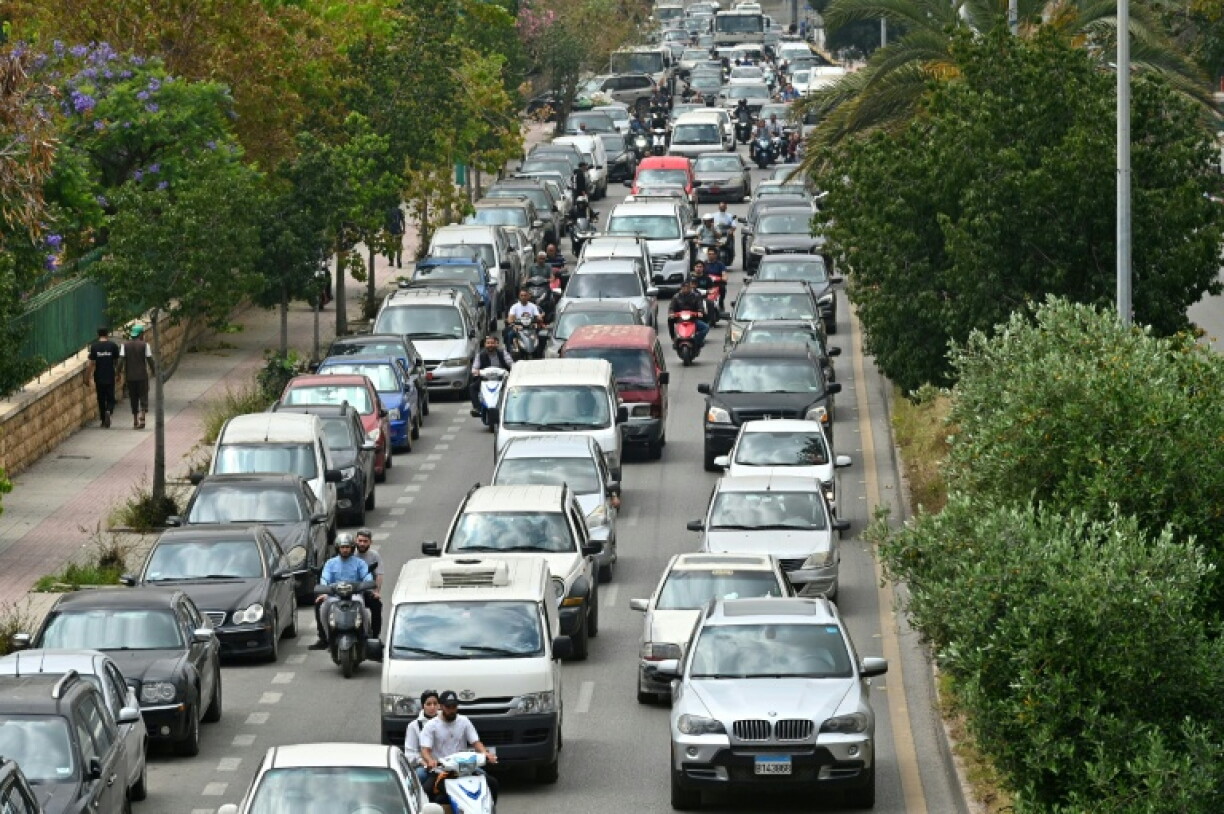 File de voitures qui fuient après l'annonce par Israël de possibles frappes dans la banlieue sud de Beyrouth, bastion du Hezbollah, le 1er juin 2026