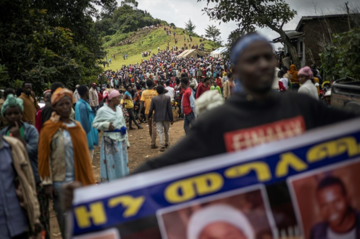 Des femmes pleurent les morts après l'éboulement qui a fait au moins 257 morts dans le sud de l'Ethiopie, à Kencho Shacha Gozdi le 25 juillet 2024