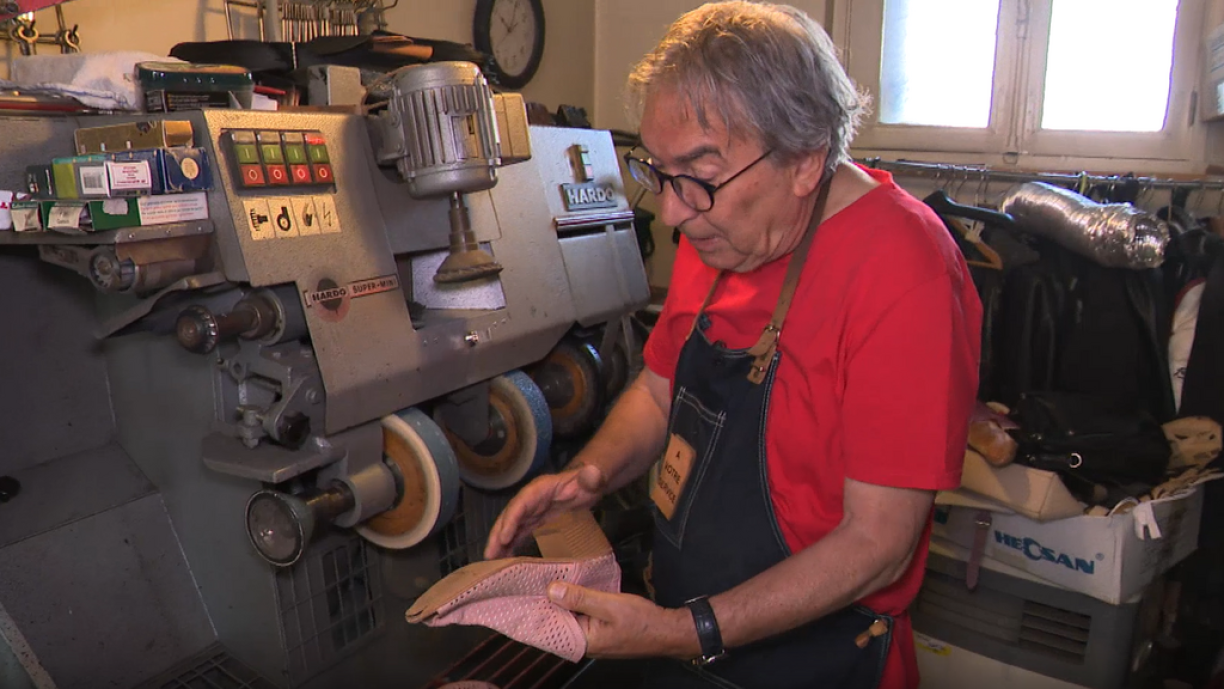 Pierre va redonner à ces bottines une seconde jeunesse.