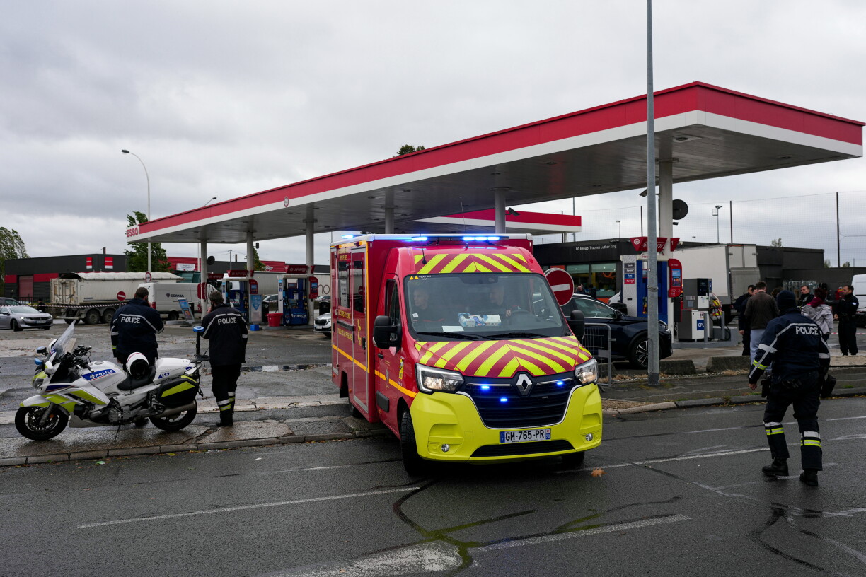An der Banlieue vu Paräis huet e Mann aus sengem Auto raus op Passante geschoss.