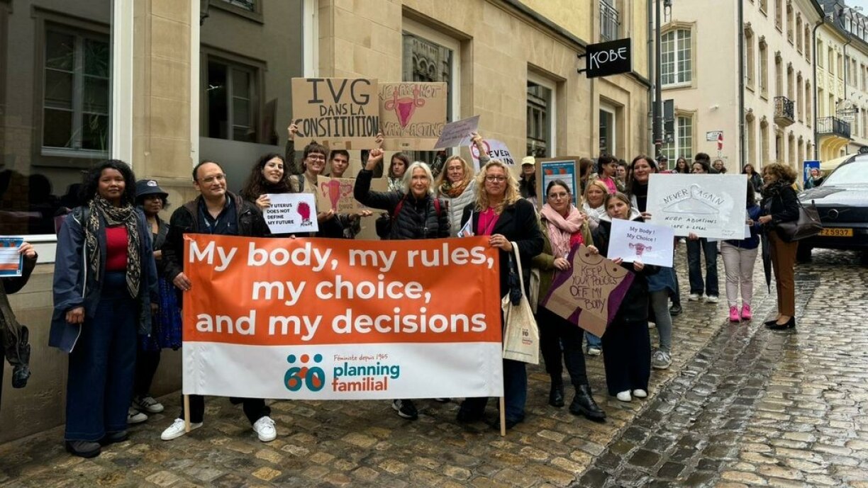 Une manifestation en soutien à l'inscription de l'IVG dans la constitution avait été organisée devant la chambre des députés à la mi-septembre 2025.