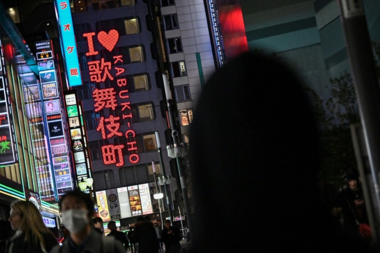 Tokyo police have arrested seven people suspected of running a sex ring that reportedly targeted tourists