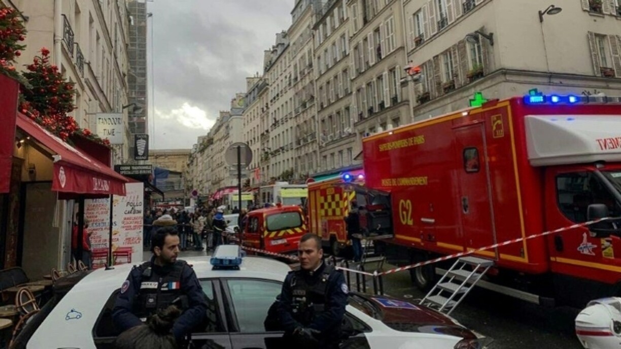 Des policiers sécurisent un périmètre après des tirs meurtriers dans le Xe arrondissement, le 23 décembre 2022 à Paris