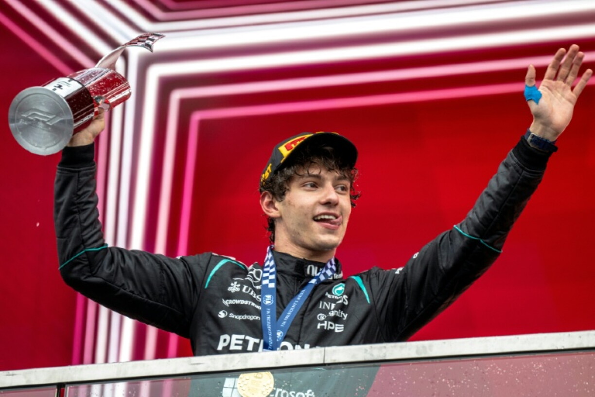 Le pilote italien de Mercedes Kimi Antonelli célèbre sa victoire sur le podium au GP du Canada, disputé sur le circuit Gilles-Villeneuve à Montréal, le 24 mai 2026