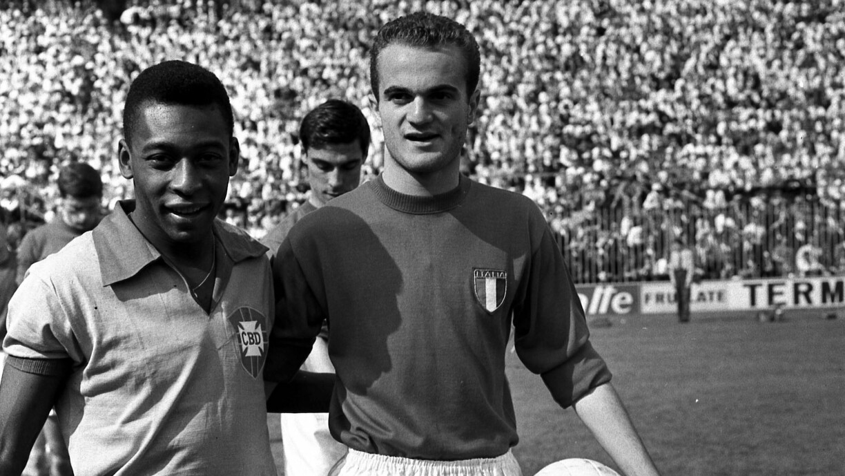 Photo: infos.rtl.lu Sandro Mazzola (à droite) ici aux côtés du regretté Pele, au stade San Siro de Milan, lors d'un match amical le 12 mai 1963