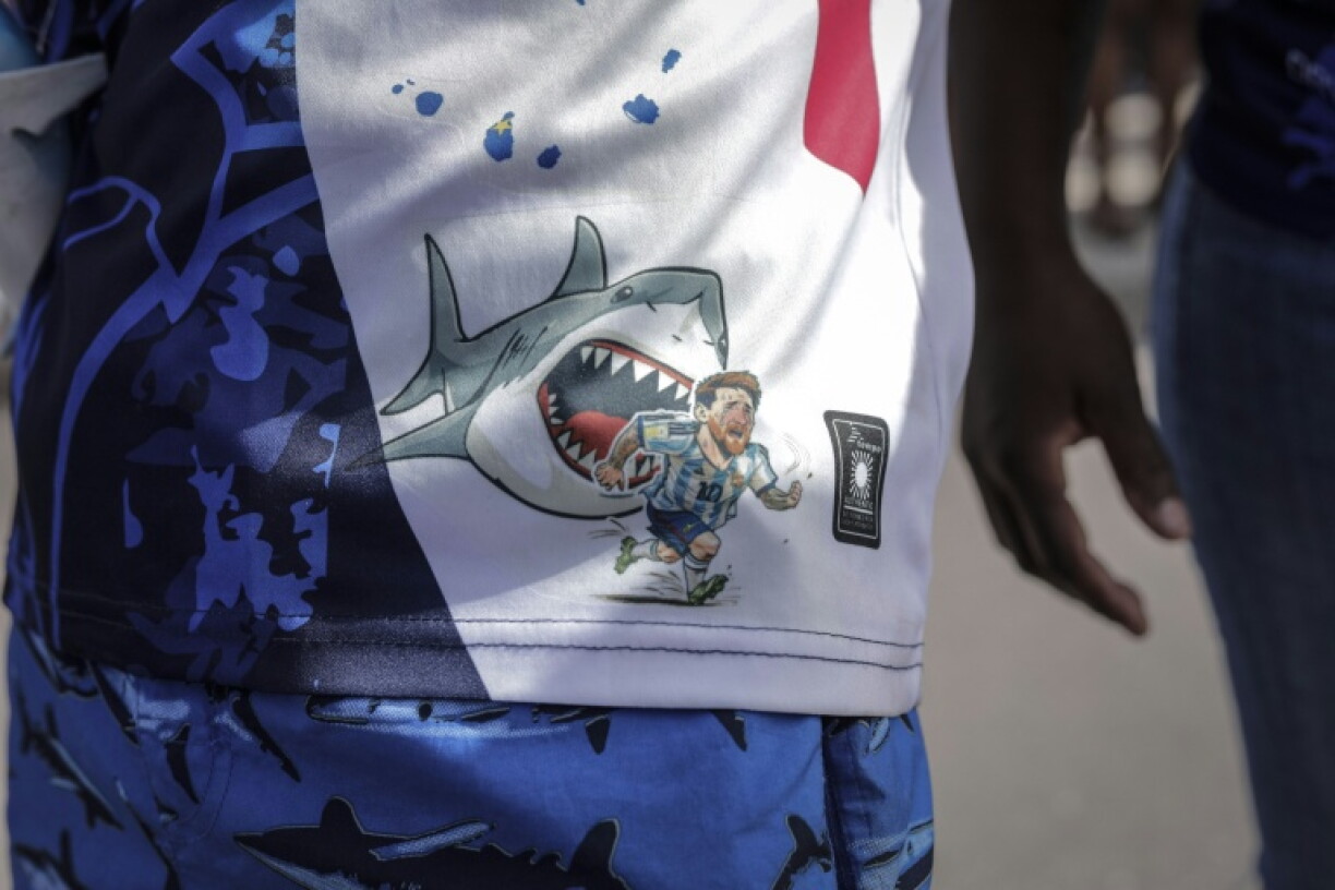 Un supporter capverdien porte un short représentant Lionel Messi, l’Argentin, poursuivi par un requin, lors des célébrations à Praia le 5 juillet 2026