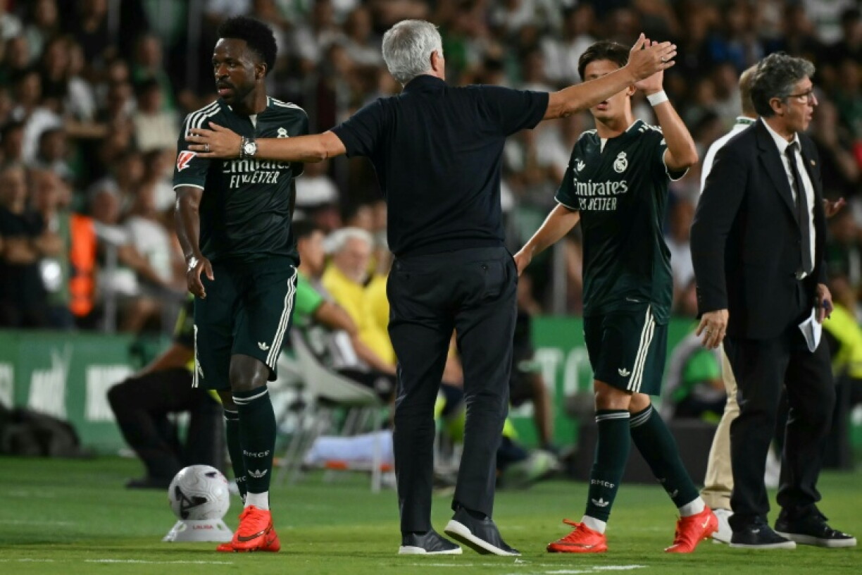 Real Madird coach Jose Mourinho said he would have left the club this summer if he were Vinicius Junior