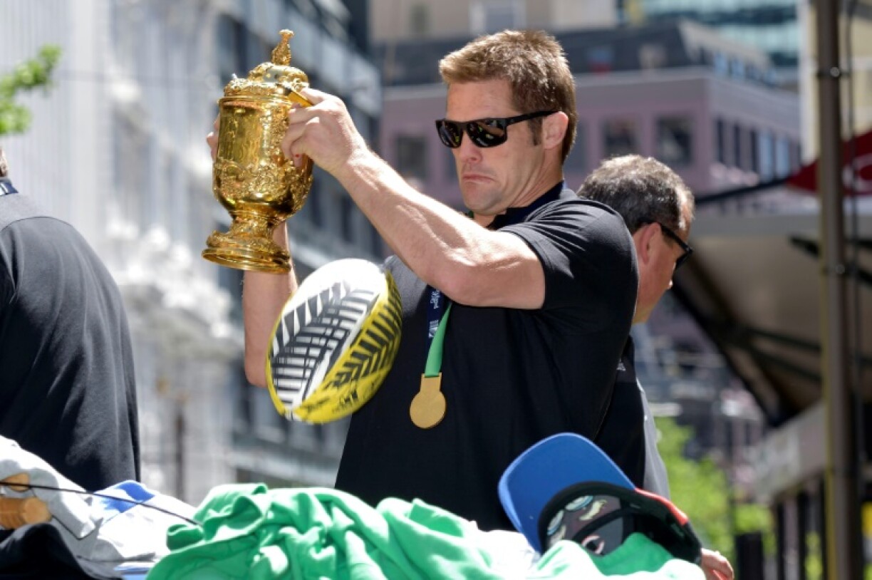Le capitaine des All Blacks Richie McCaw brandit le célèbre trophée Webb Ellis de Coupe du monde de rugby, lors d'un défilé, le 6 novembre 2015 à Wellington