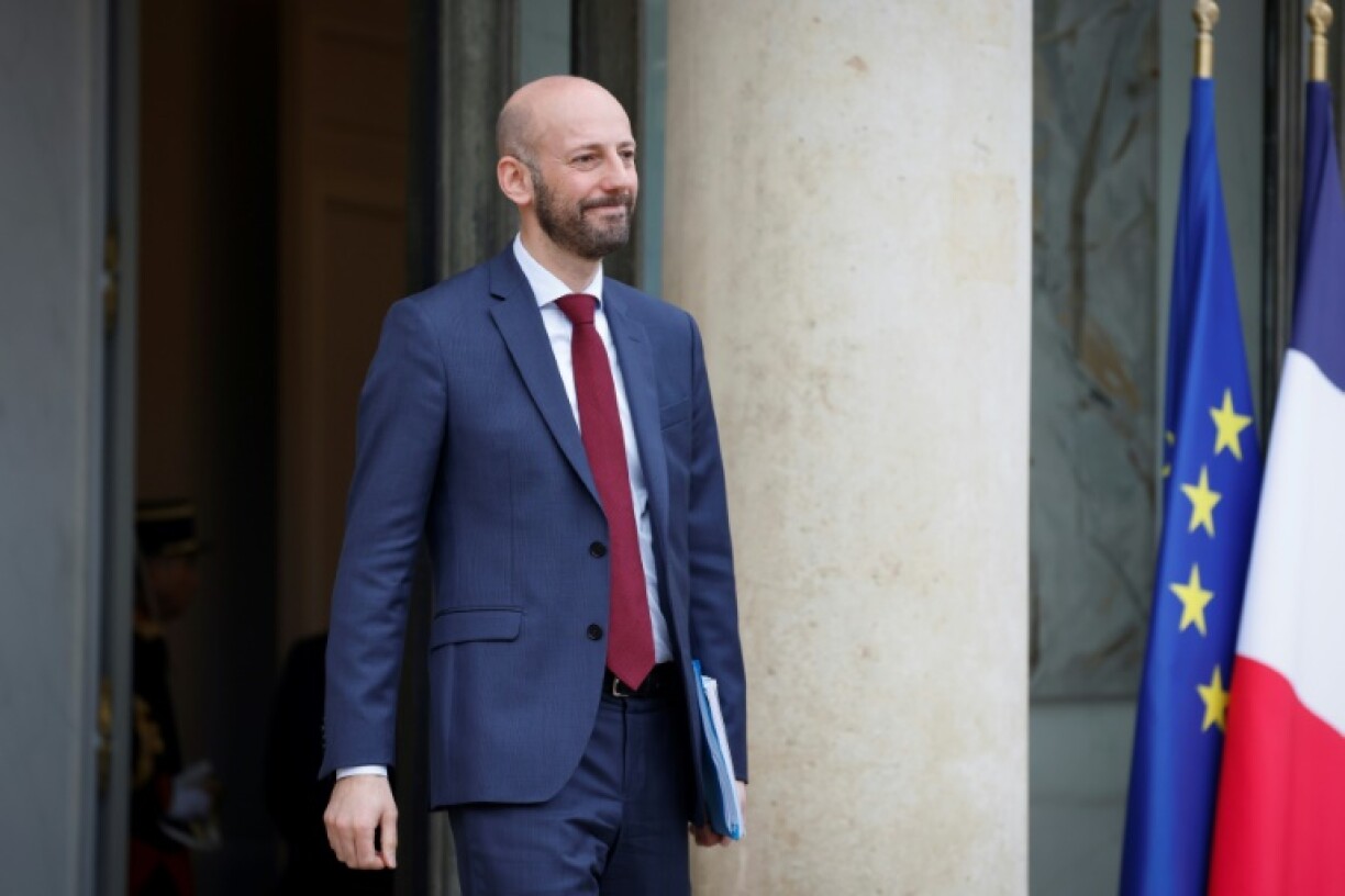 Le ministre de la Transformation et des Services publics, Stanislas Guerini, quitte son cabinet à l'Elysée à Paris, le 12 décembre 2023