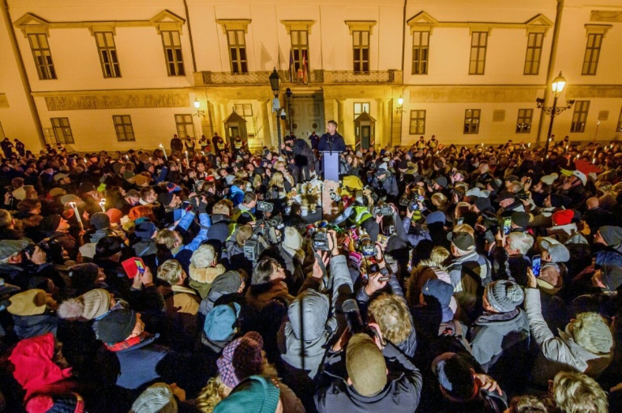 Nach dem Bekanntwerden von Missbrauchsfällen in staatlichen Kinder- und Jugendeinrichtungen haben in Ungarns Hauptstadt Budapest am Samstag zehntausende Menschen den Rücktritt von Ministerpräsident Viktor Orban gefordert.