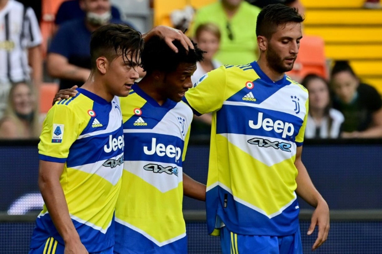 Le milieu de terrain colombien de la Juventus Turin, Juan Cuadrado (c), félicité par ses coéquipiers, après avoir marqué le 2e but face à Udinese, lors de leur match de Serie A, le 22 août 2021 à Udine