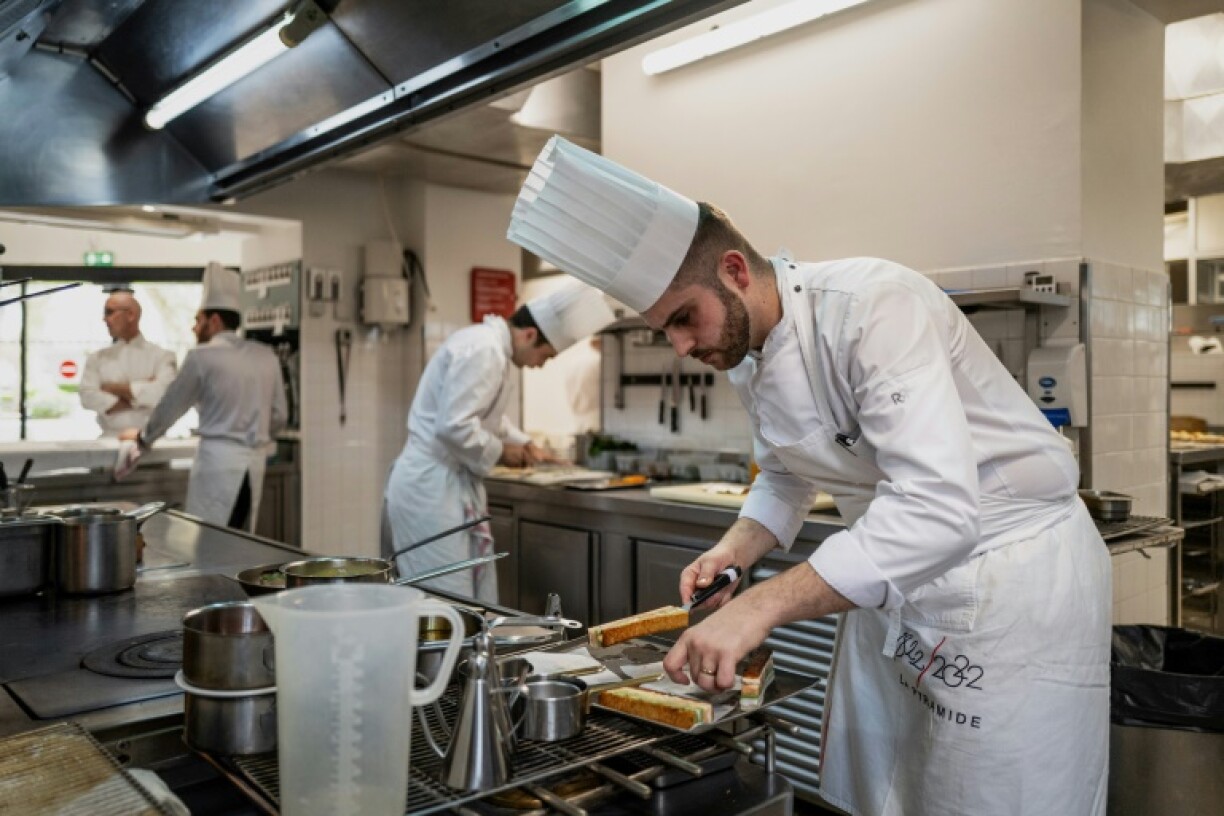 Des cuisiniers préparent des plats au restaurant