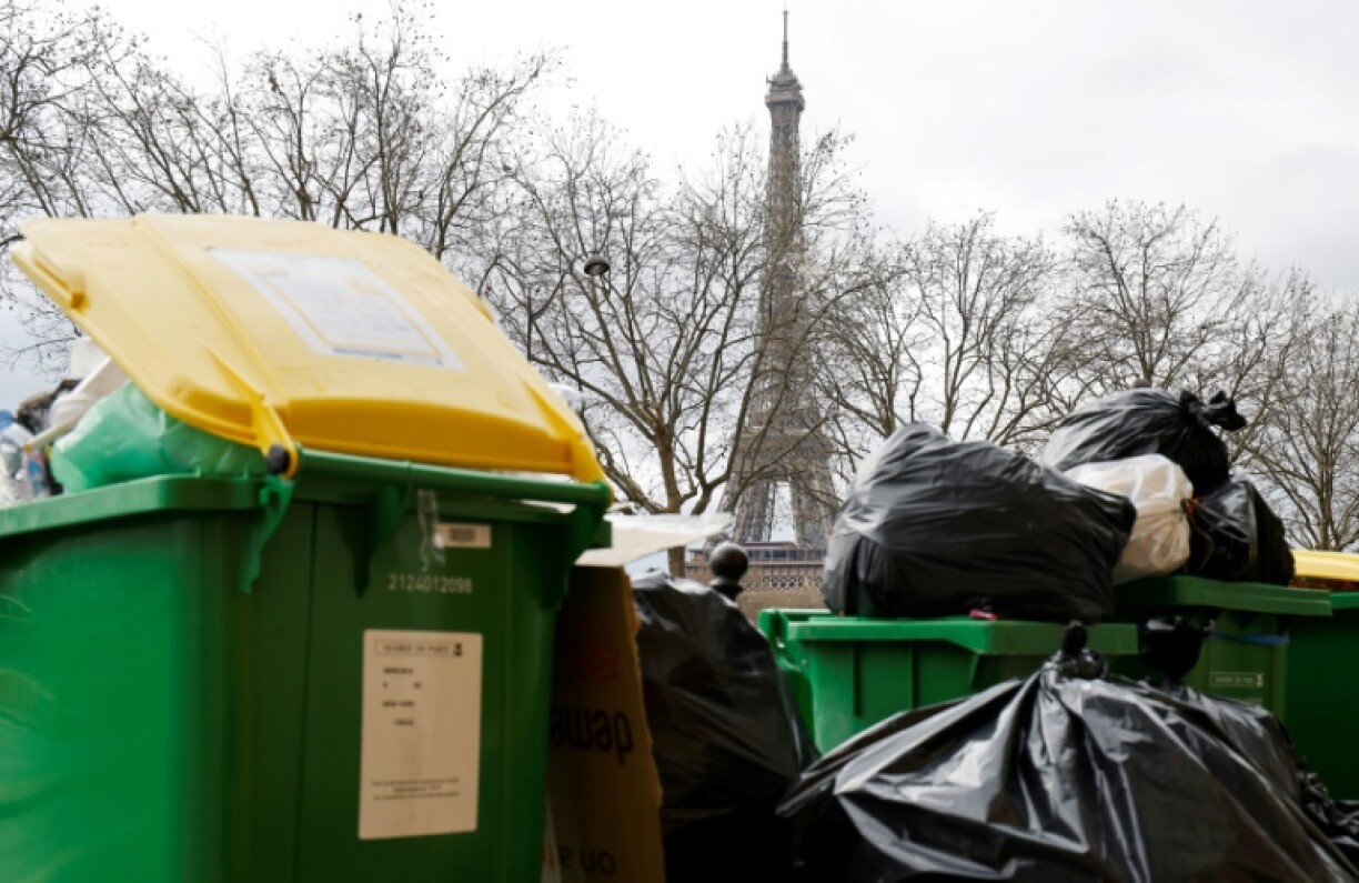 Des poubelles débordantes d'ordures dans une rue de Paris pendant la grève des éboueurs, le 21 mars 2023