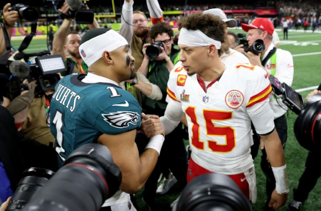 Philadelphia Eagles quarterback Jalen Hurts (left) and Kansas City's Patrick Mahomes (right) have both indicated a desire to play in the Olympics