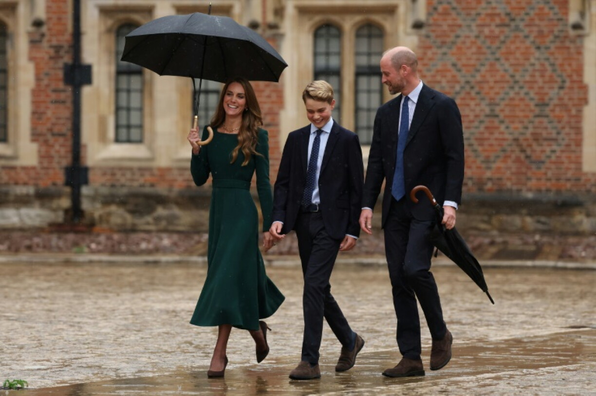 Le prince George, fils aîné du prince William et de la princesse Kate, fait sa rentrée au prestigieux collège privé pour garçons d'Eton, près du château de Windsor, accompagné par ses parents, le 8 septembre 2026