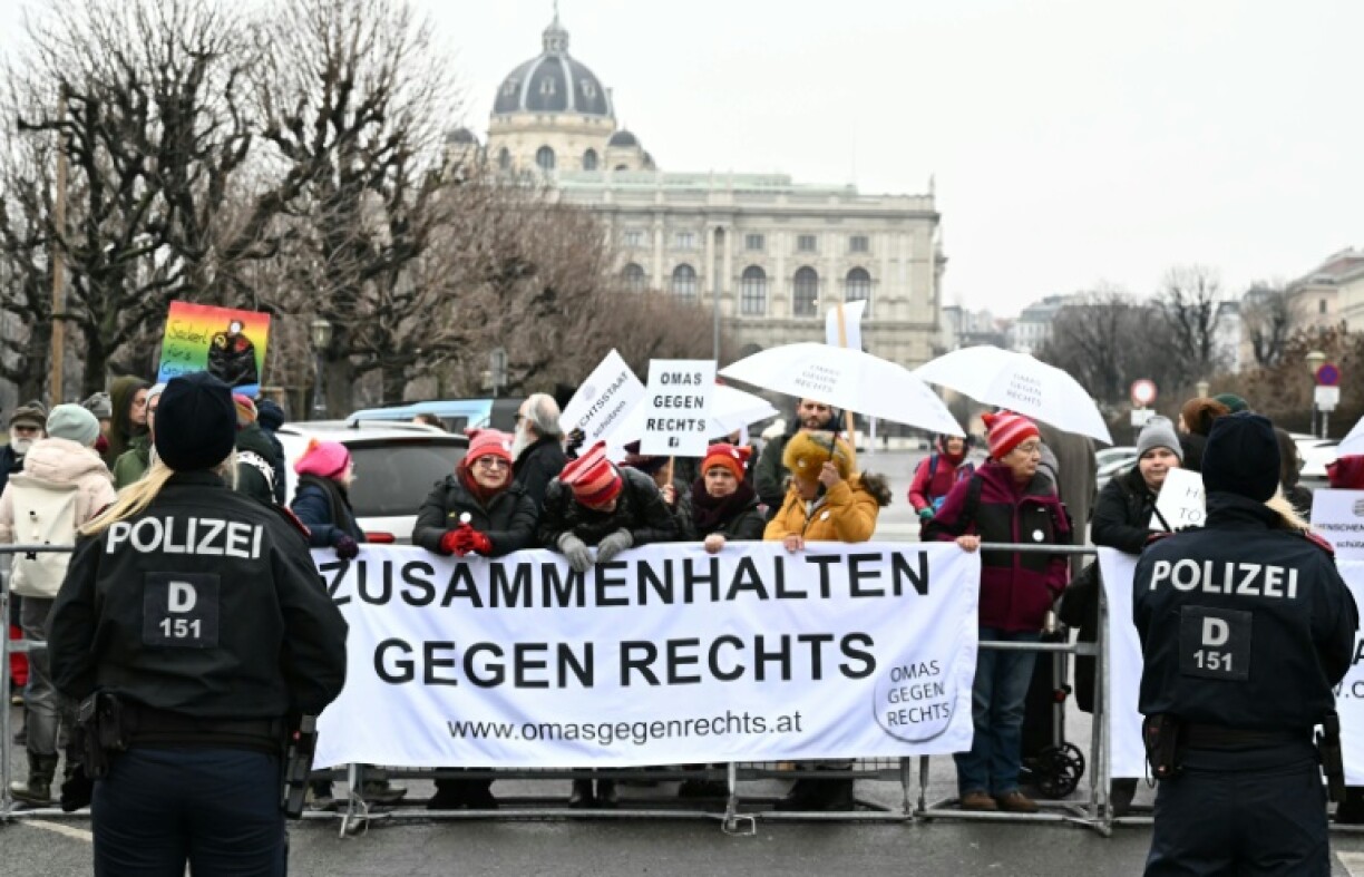 Hundreds of people protested against the far right outside the presidency at Vienna's Hofburg palace