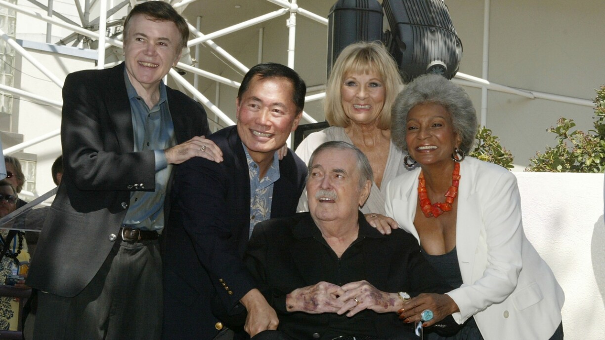 Den James Doohan (Mëtt) ëmgi vu senge Schauspillkolleegen aus Star Trek.