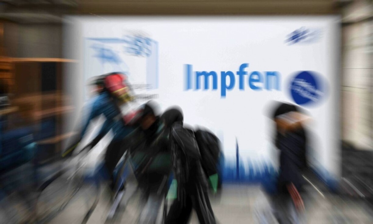 A board advertises vaccination in Munich.