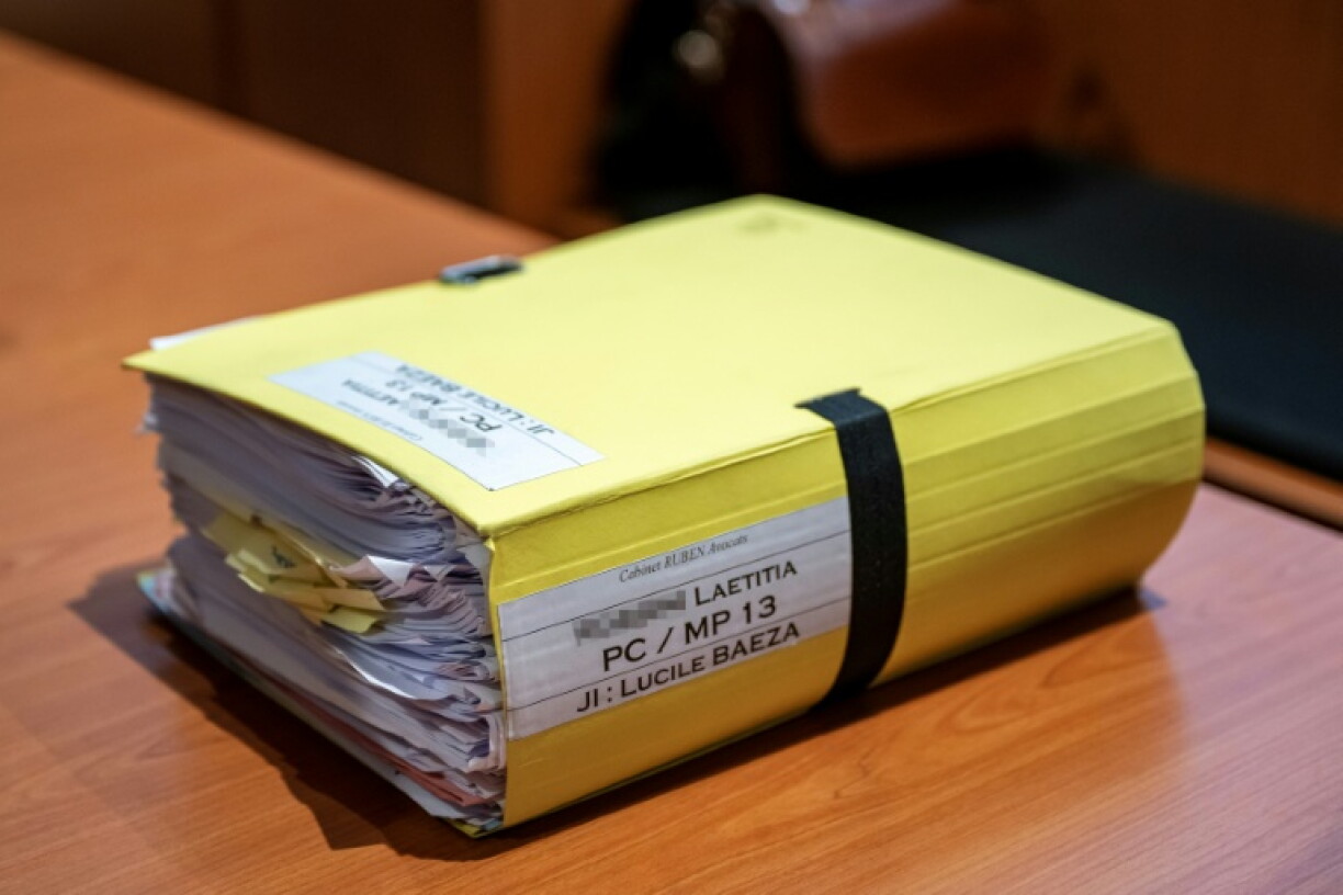 Le dossier de la partie plaignante avant le début du procès de Guillaume B., accusé de multiples actes de violence conjugale sur sa compagne Laëtitia R., commis de 2015 à 2020, devant le tribunal des Alpes-de-Haute-Provence à Digne-les-Bains, le 18 mai 2026