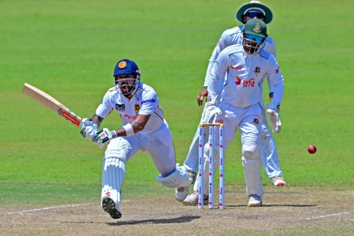 Kusal Mendis (L) made a hard-hitting 84 as Sri Lanka made 458 in their first innings against Bangladesh in Colombo