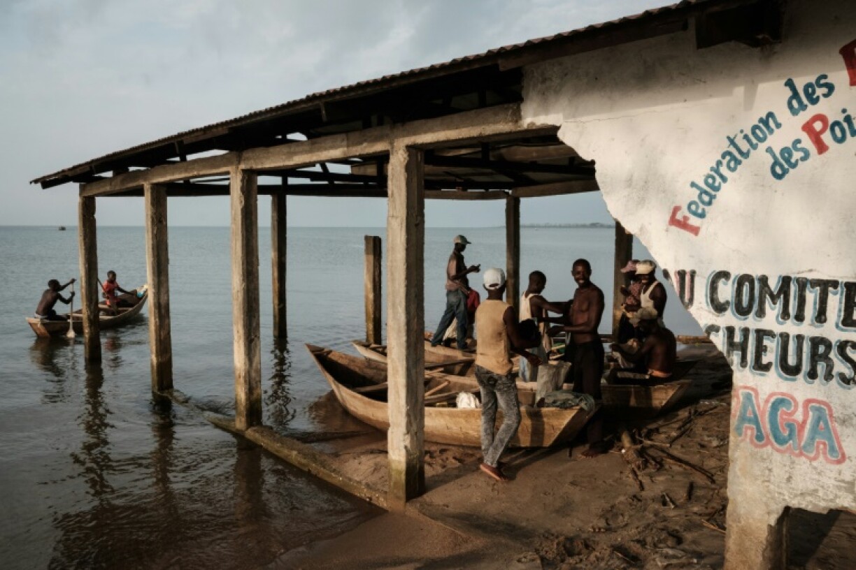 Des pêcheurs au bord du lac Tanganyika, le 16 mars 2022 à Bujumbura, au Burundi