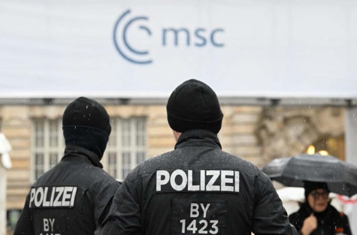 Des policiers devant l'hôtel Bayrischer Hof à Munich, lieu de la 62e Conférence de Munich sur la sécurité (MSC), le 12 février 2026 en Allemagne