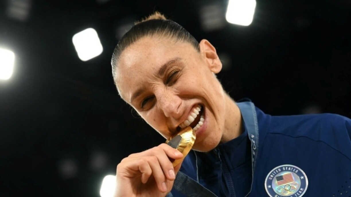 Diana Taurasi savoure sa médaille d'or après le match de basket-ball Etats-Unis-France aux Jeux olympiques de Paris, le 11 août 2024