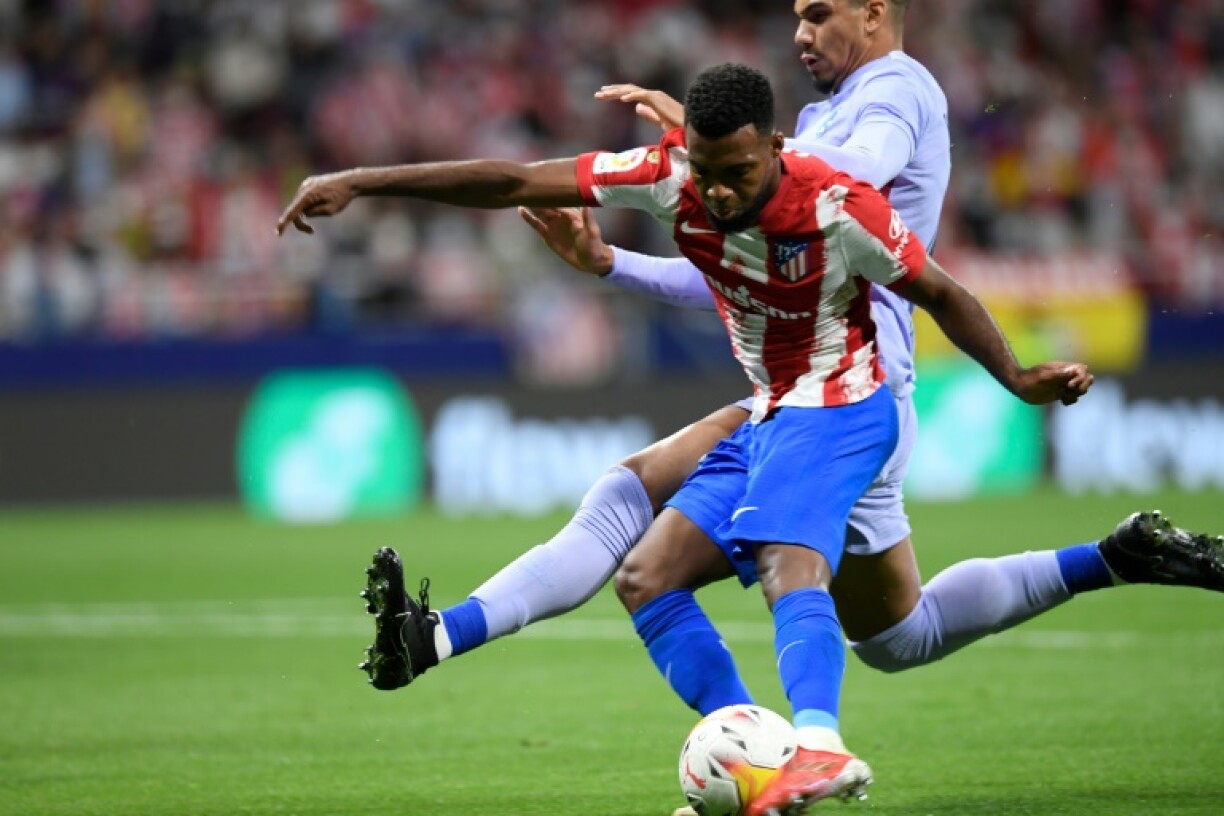 Le milieu de terrain français de l'Atlético Madrid Thomas Lemar ouvre le score face à Barcelone, lors de la 8e journée de LaLiga, le 2 octobre 2021 au Wanda Metropolitano Stadium