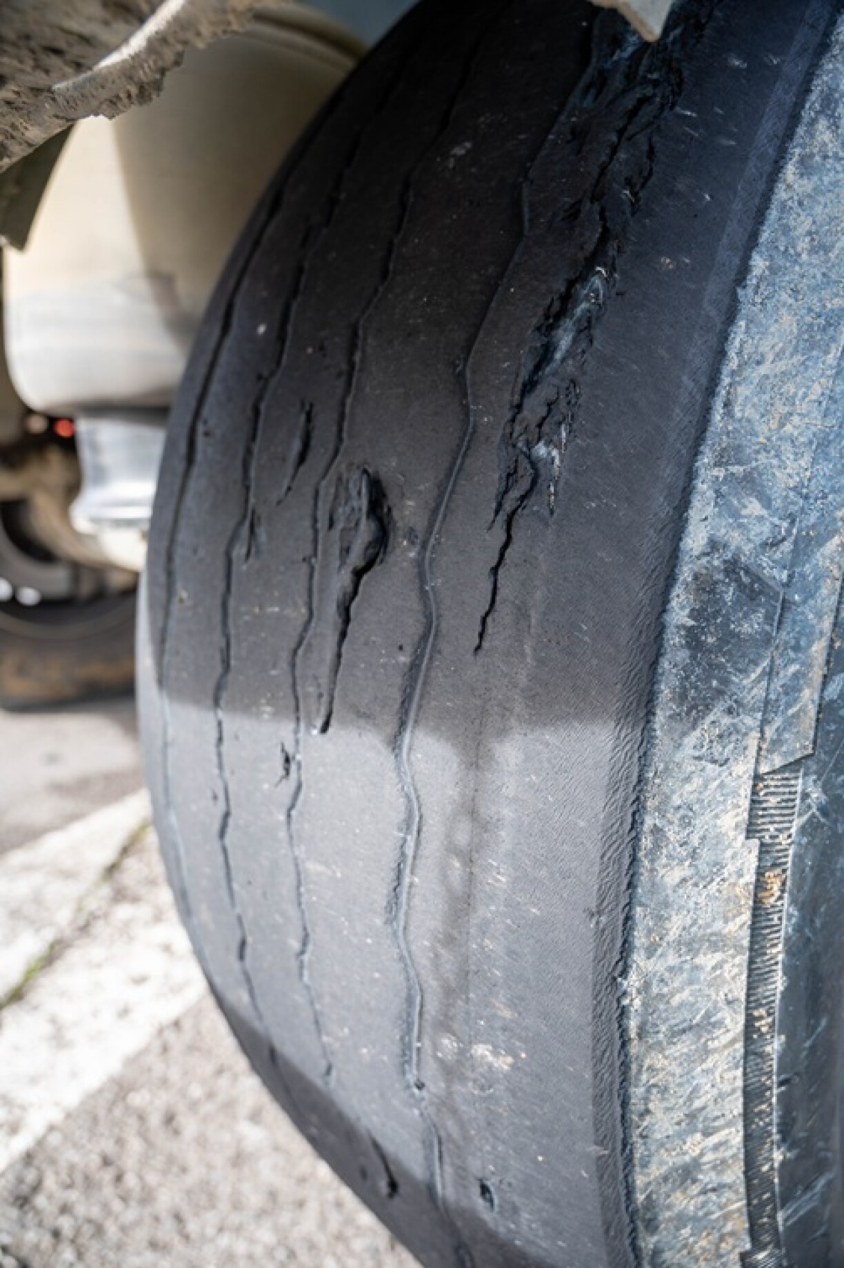 Dëse Pneu huet op der Strooss eigentlech näischt méi ze sichen. Esou Zoustänn ginn awer ëmmer rëm registréiert.