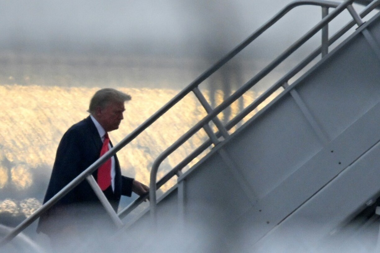 L'ancien président américain Donald Trump embarque à bord de son avion à l'aéroport d'Atlanta, le 24 août 2023 en Géorgie