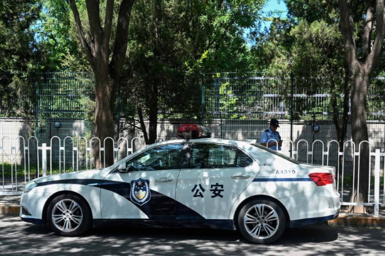 Un véhicule de police devant l'ambassade du Japon en Chine, le 29 août 2023 à Pékin