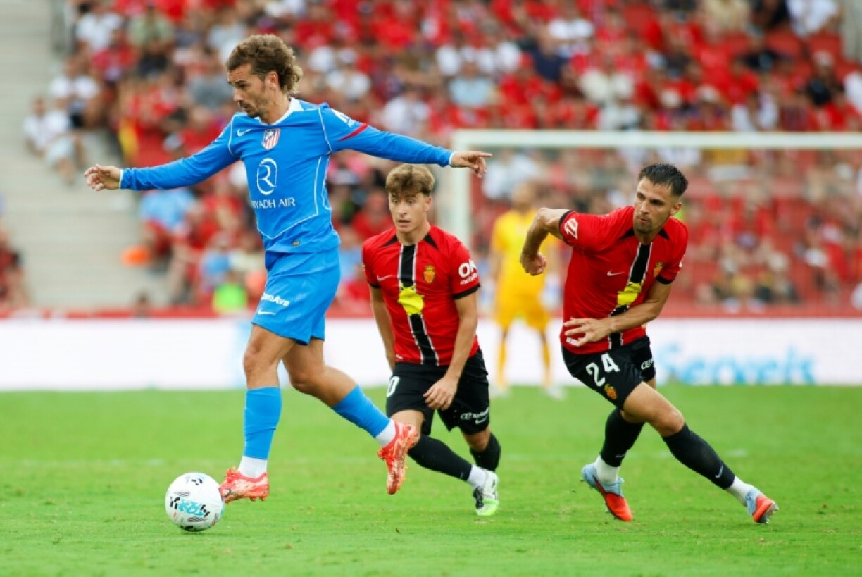 L’attaquant français de l’Atlético Madrid Antoine Griezmann (gauche), lors du match de Liga contre Majorque à Palma de Majorque, le 21 septembre 2025