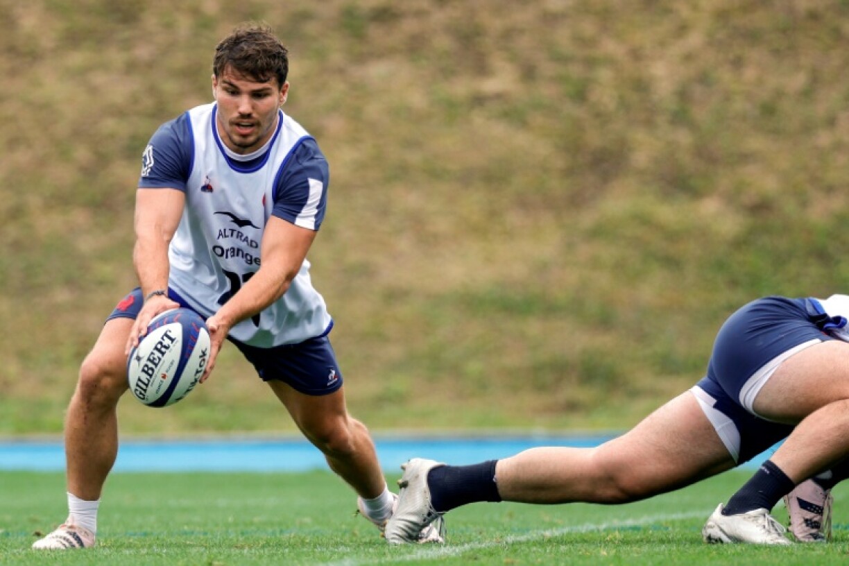 Antoine Dupont, le demi de mêlée du XV de France, à l'entraînement des Bleus le 28 juillet à Marcoussis près de Paris