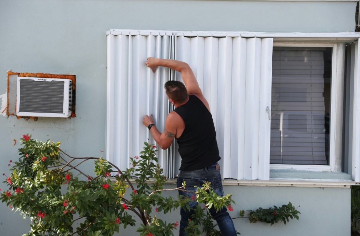 Un homme barricade sa maison en préparation de l'ouragan Isaias, à Lake Worth, dans le sud de la Floride, le 31 juillet 2020.