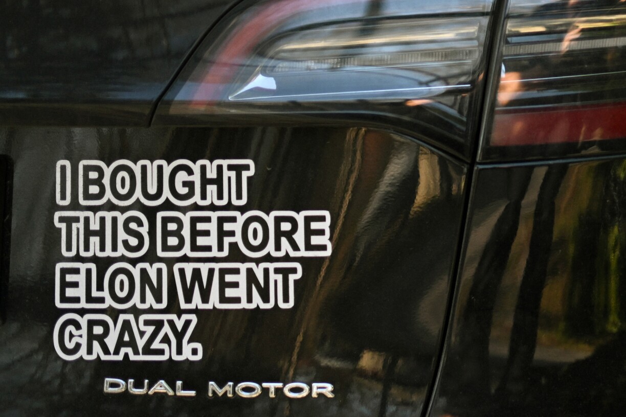 De plus en plus de propriétaires de Tesla se sentent obligés d'apposer ce genre d'autocollant (