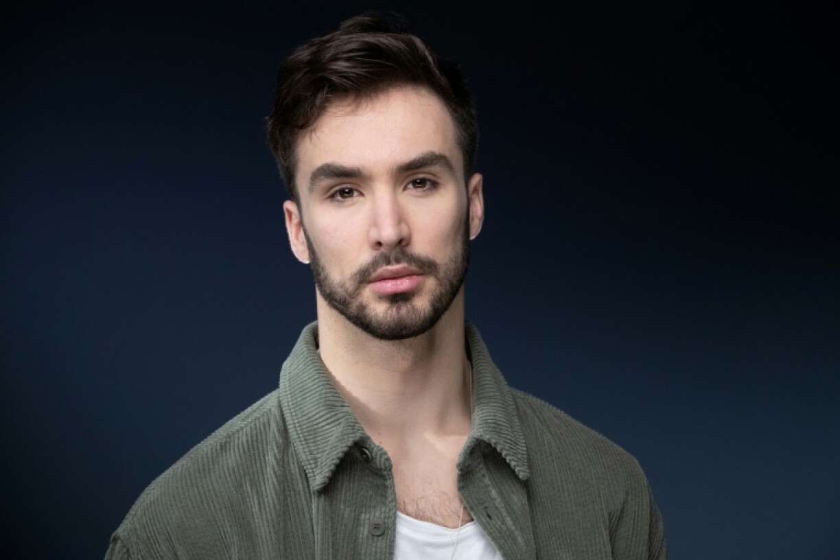 Guillaume Cizeron, champion olympique de danse sur glace en 2022, lors d'une session photo à Paris le 23 février 2022