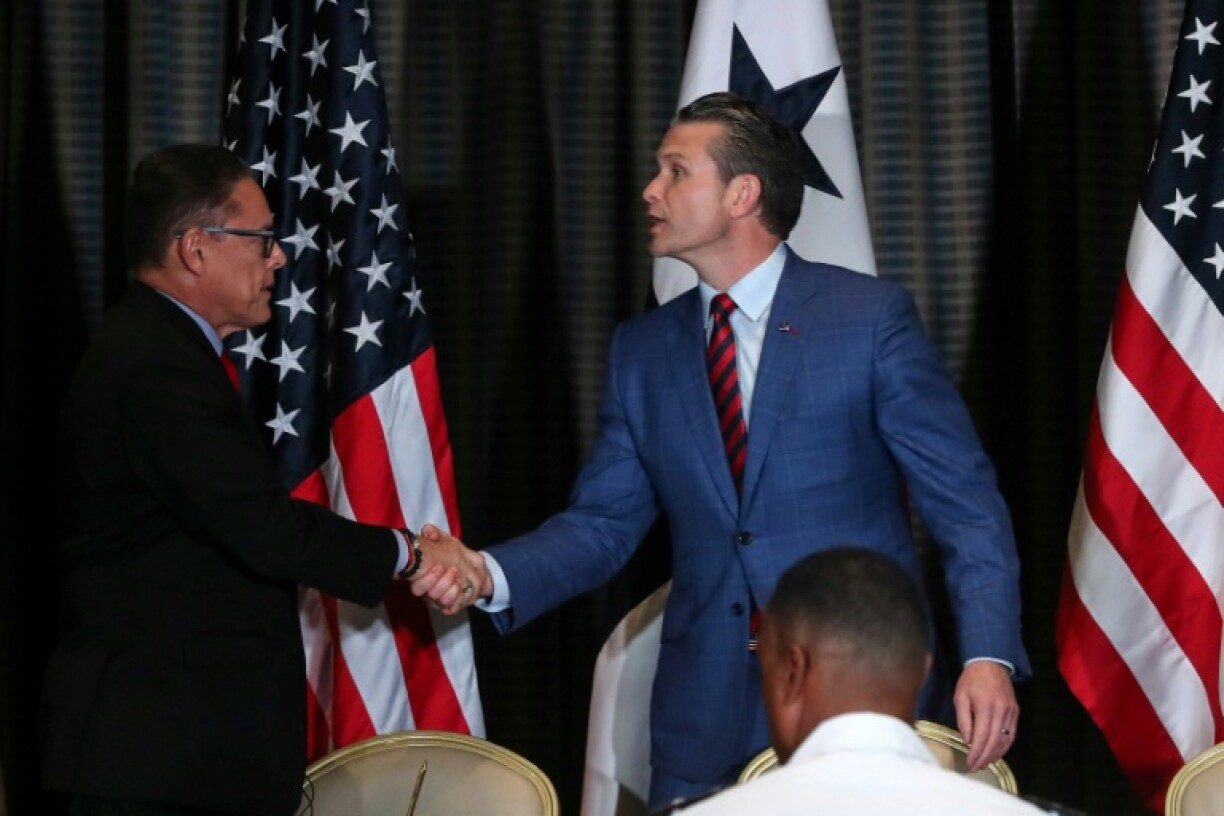 El secretario de Defensa de Estados Unidos (d), Pete Hegseth, saluda al ministro panameño de Seguridad, Frank Ábrego, en Ciudad de Panamá, el 9 de abril de 2025