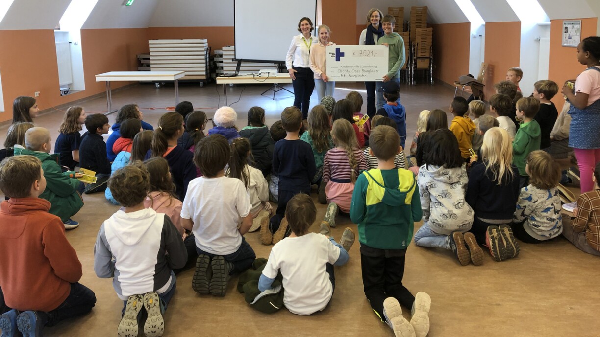 Schecküberreichung mit der Präsidentin Christine Clees an die Kindernothilfe Luxembourg in der Ecole Fondamentale Bourglinster.