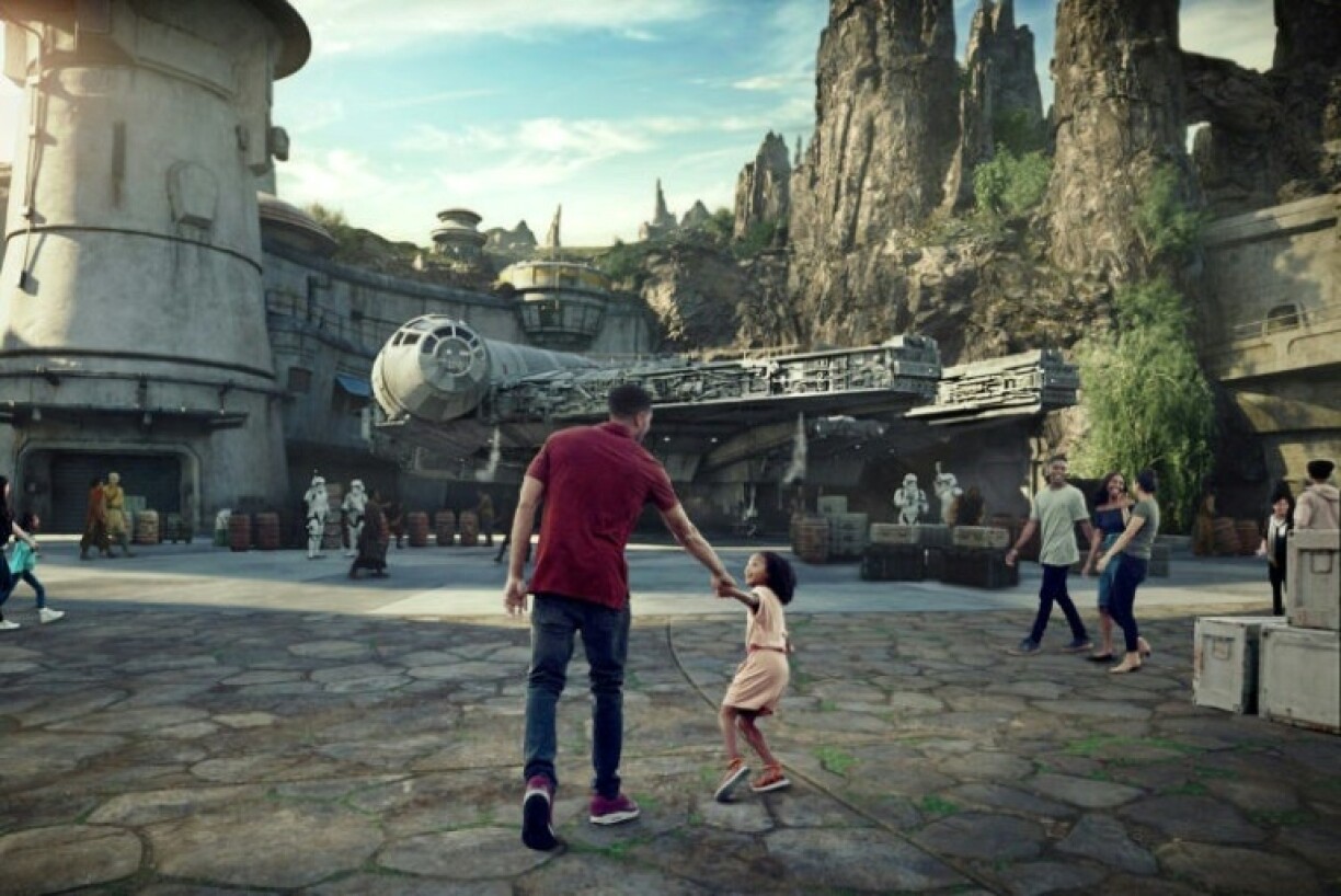 Parmi les attractions de l'univers Star Wars à Disneyland figure une réplique du Faucon Millenium, le célèbre vaisseau spatial de Han Solo, dont les visiteurs peuvent prendre les commandes