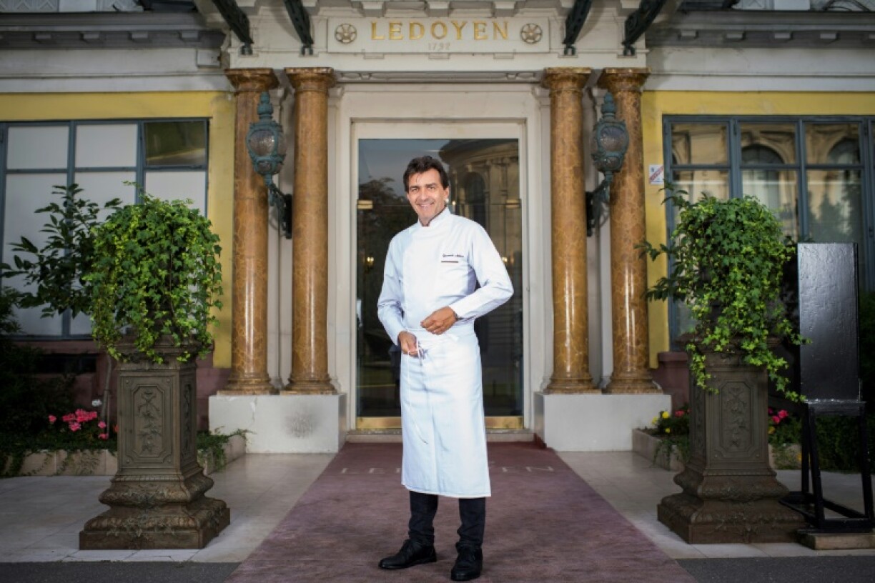 le chef français multi-étoilé Yannick Alléno devant son restaurant