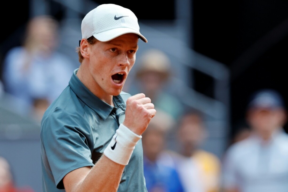 L'Italien Jannik Sinner brandit le poing lors de sa demi-finale contre le Français Arthur Fils, le 1er mai 2026 au Masters 1000 de Madrid