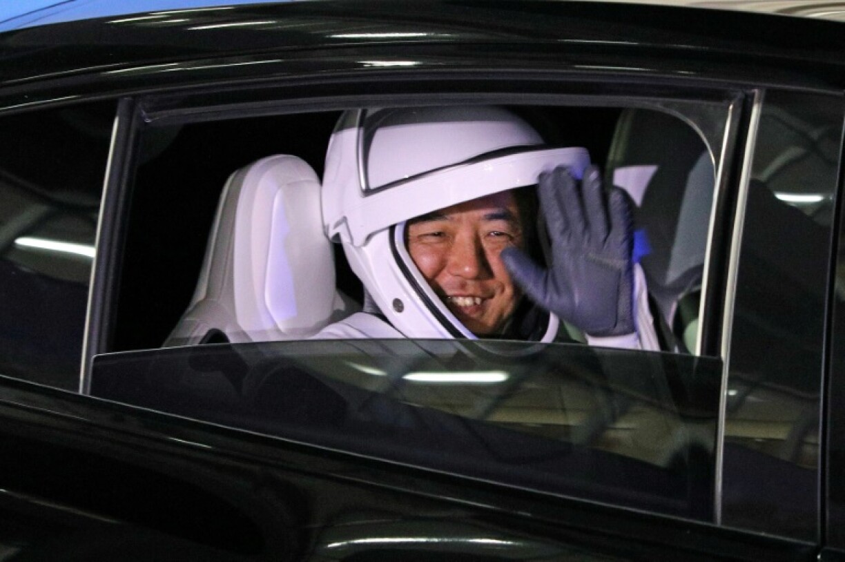 L'astronaut japonais Satoshi Furukawa à bord de la voiture qui s'apprête à l'emmener vers la capsule Dragon pour le voyage vers la Station spatiale internationale, le 26 mars 2023 au Centre spatial Kennedy, en Floride